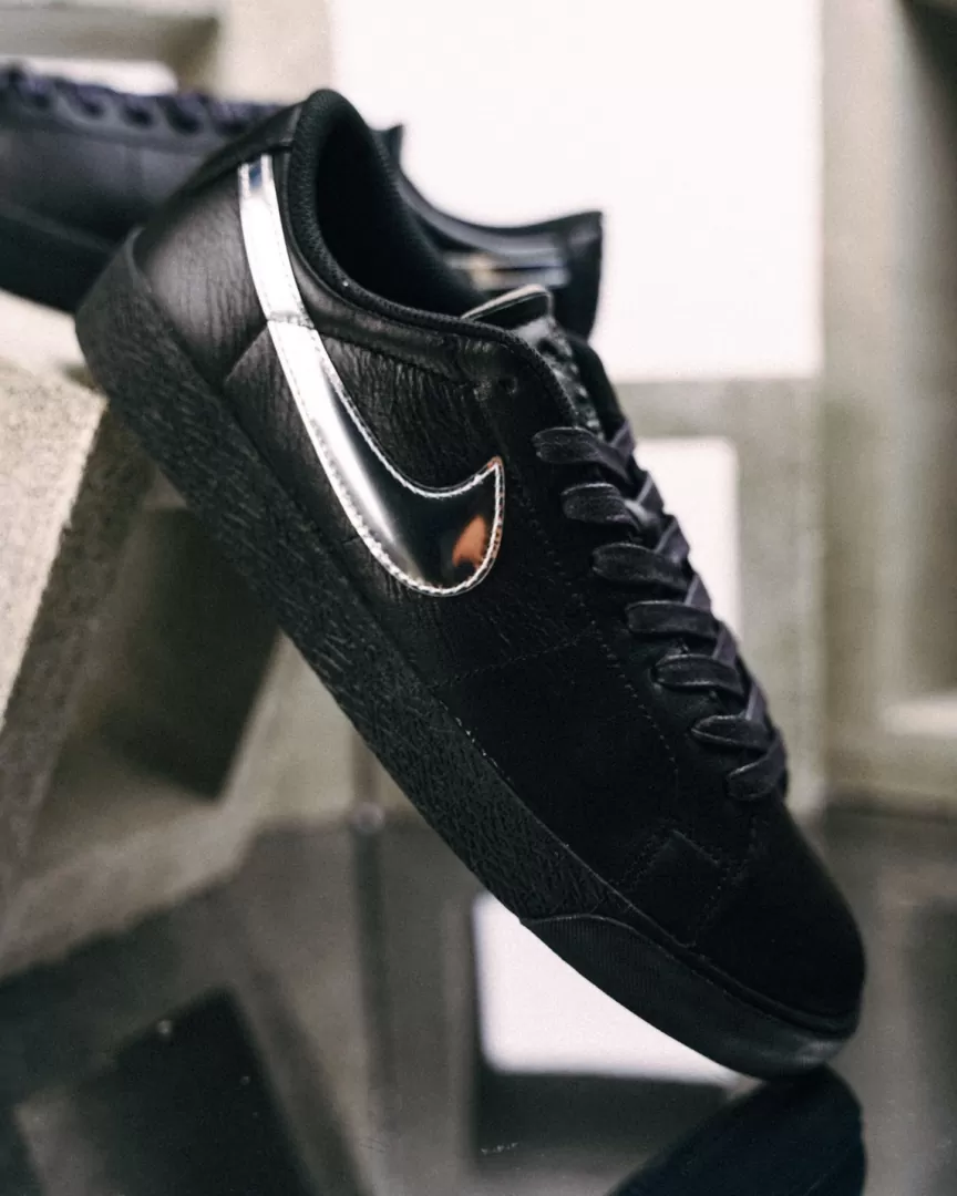 Dancer Skateboard × NIKE SB の ZOOM BLAZER LOW QS "Black/Metallic Silver" が発売