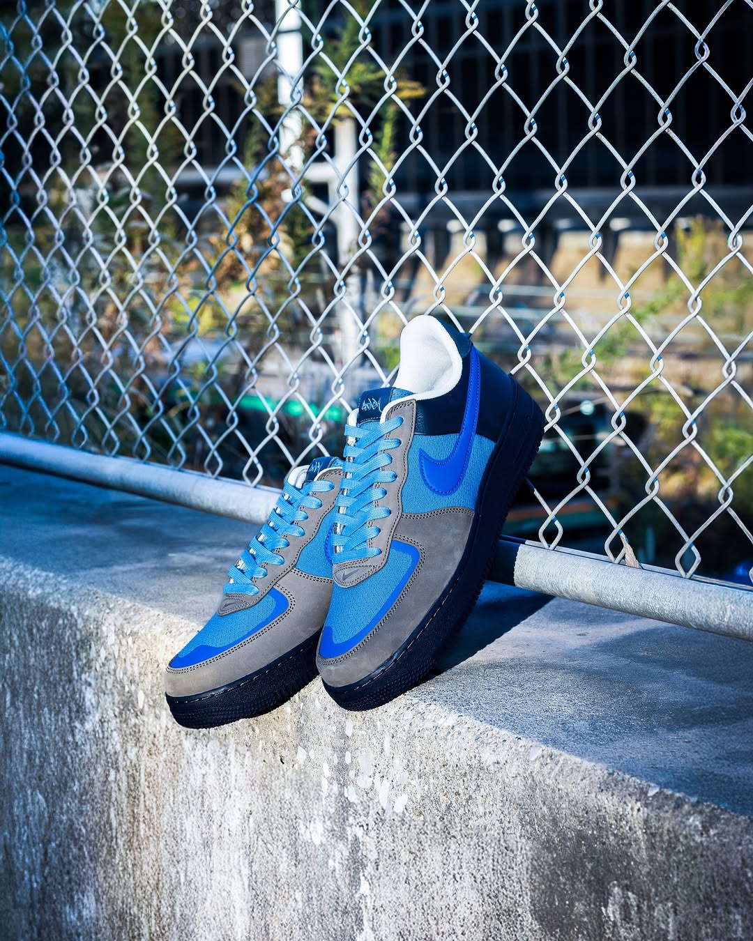 Stash x NIKE の AIR FORCE 1 SP "Soft Grey/Harbor Blue" が発売