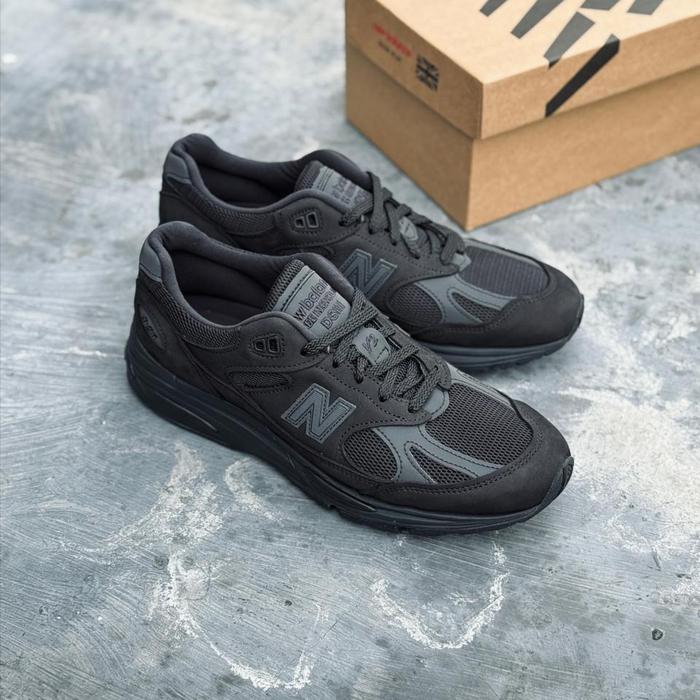 Dover Street Market × New Balance の 991v2 “Triple Black” が発売