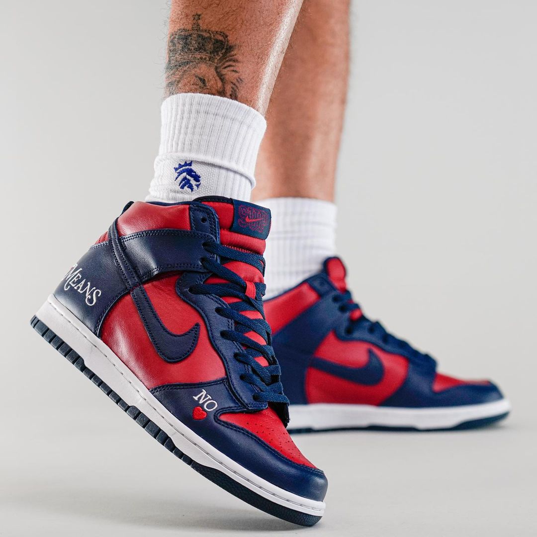 Supreme × NIKE SB の DUNK HIGH By Any Means “Red/Navy” が発売