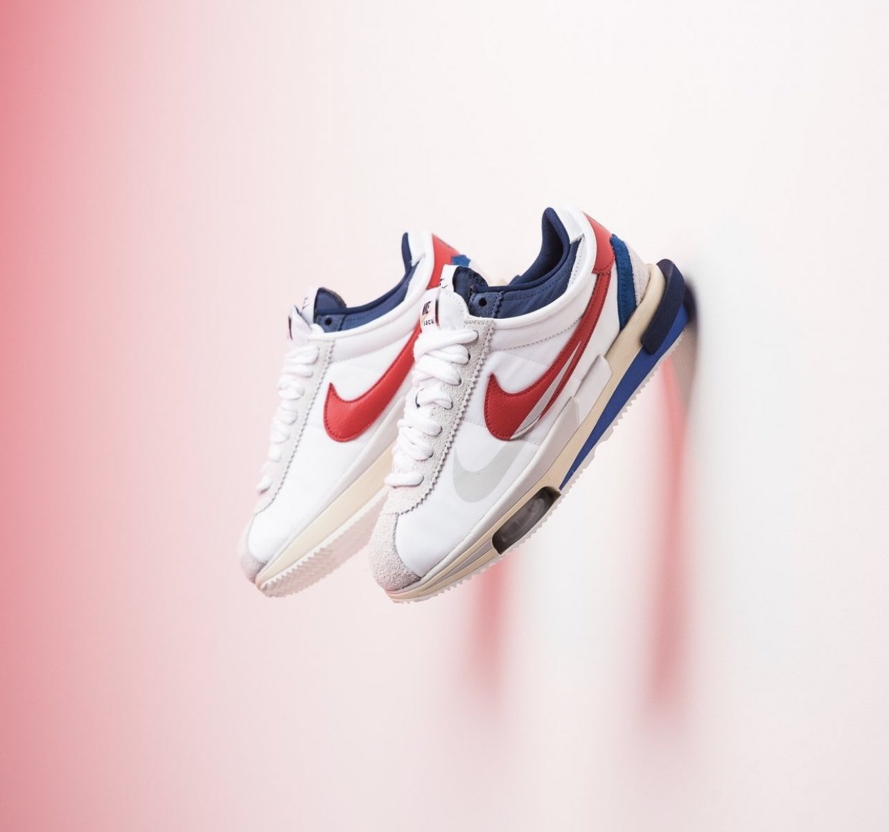 sacai × NIKE の ZOOM CORTEZ “White/University Red” が発売
