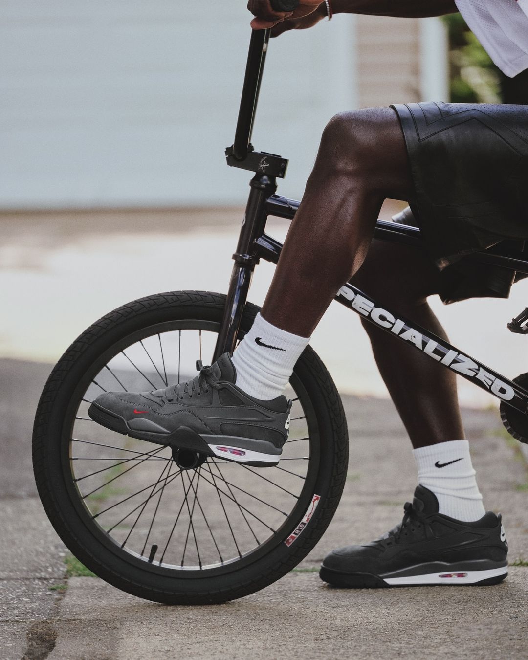 Nigel Sylvester × NIKE の AIR JORDAN 4 RM SP "Driveway Grey" が発売