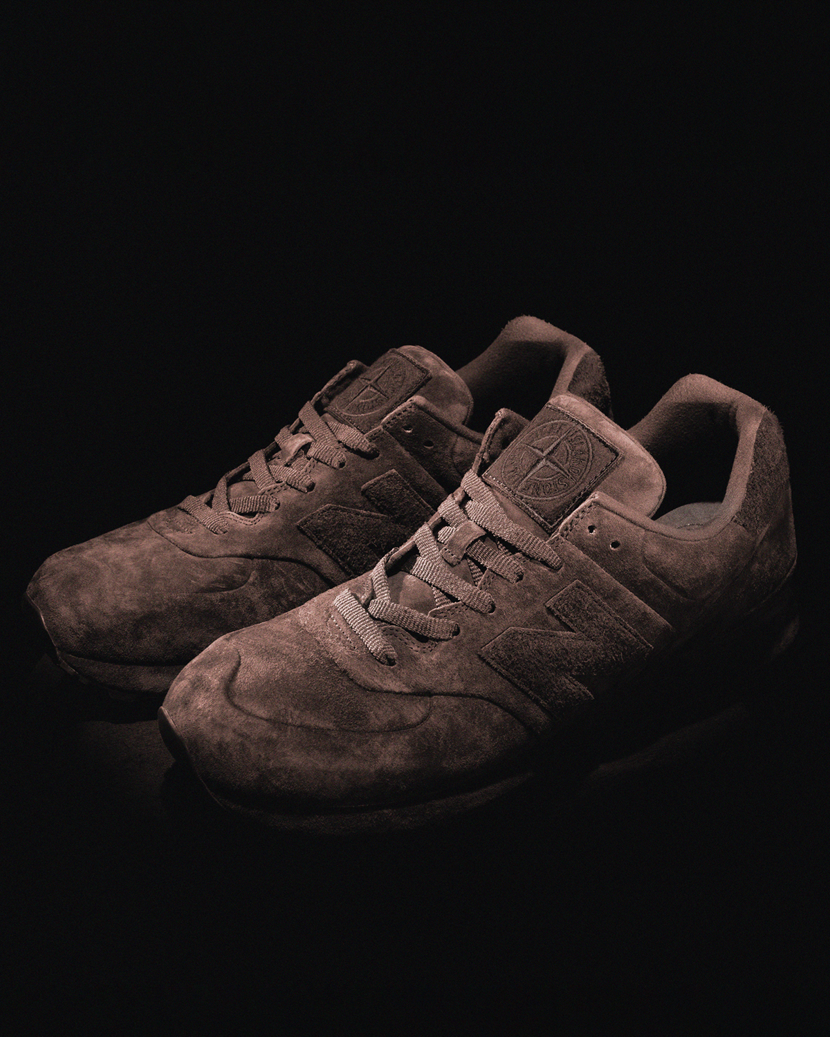 Stone Island × New Balance の 574 Legacy Ghost "Dark Brown" が発売
