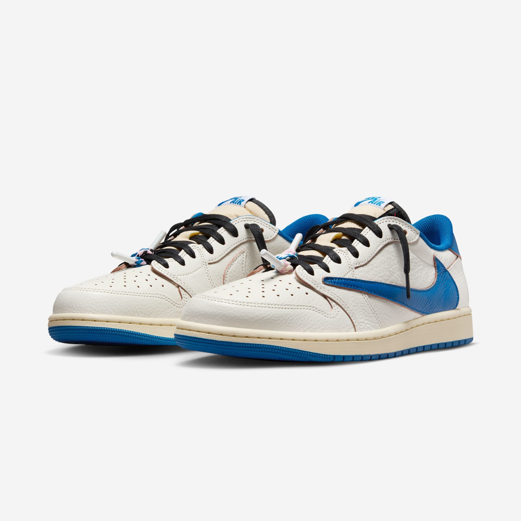 Travis Scott × fragment design × NIKE AIR JORDAN 1 LOW のオフィシャル画像が公開