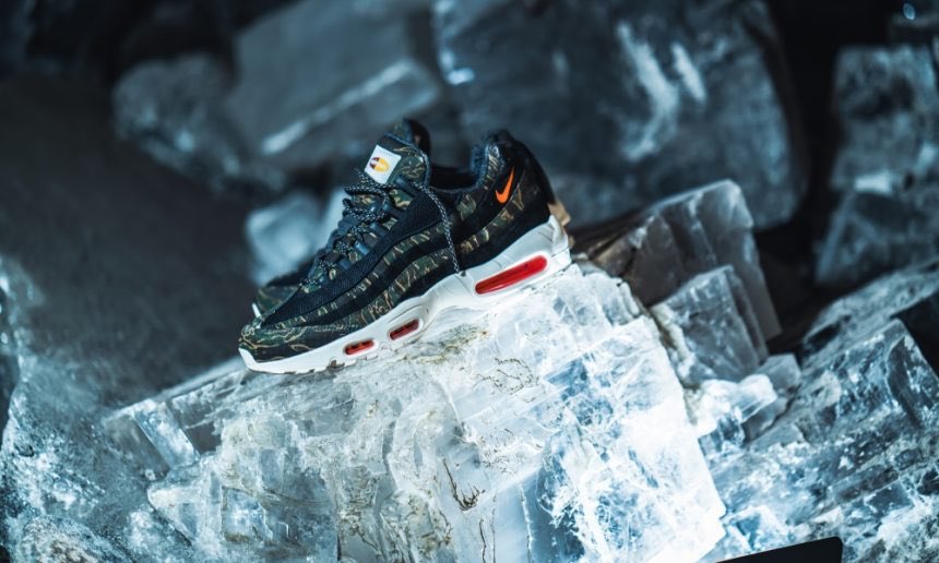 Carharte WIP × NIKE の AIR MAX 95 "Black/Sail/Total Orange" が発売