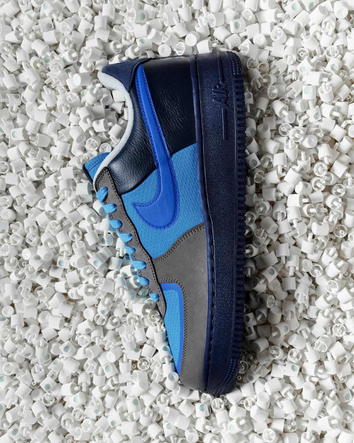 Stash x NIKE の AIR FORCE 1 SP "Soft Grey/Harbor Blue" が発売