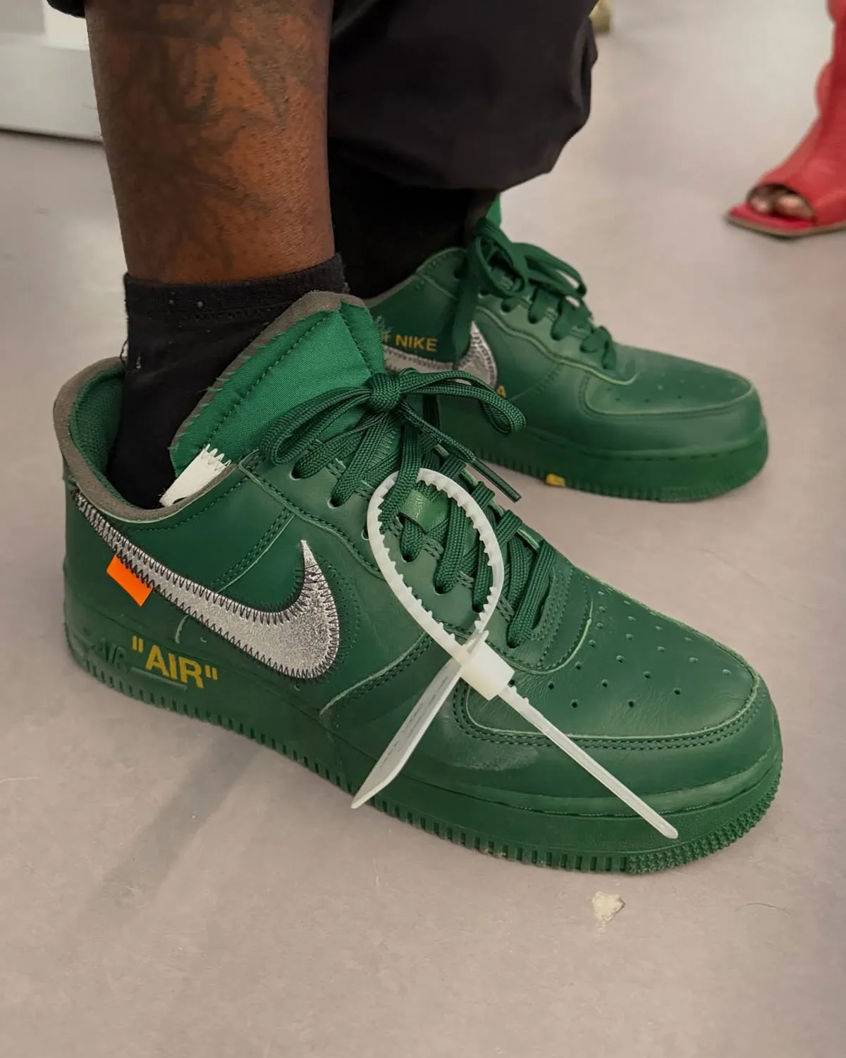 Off-White™ × NIKE AIR FORCE 1 "Pine Green" が公開