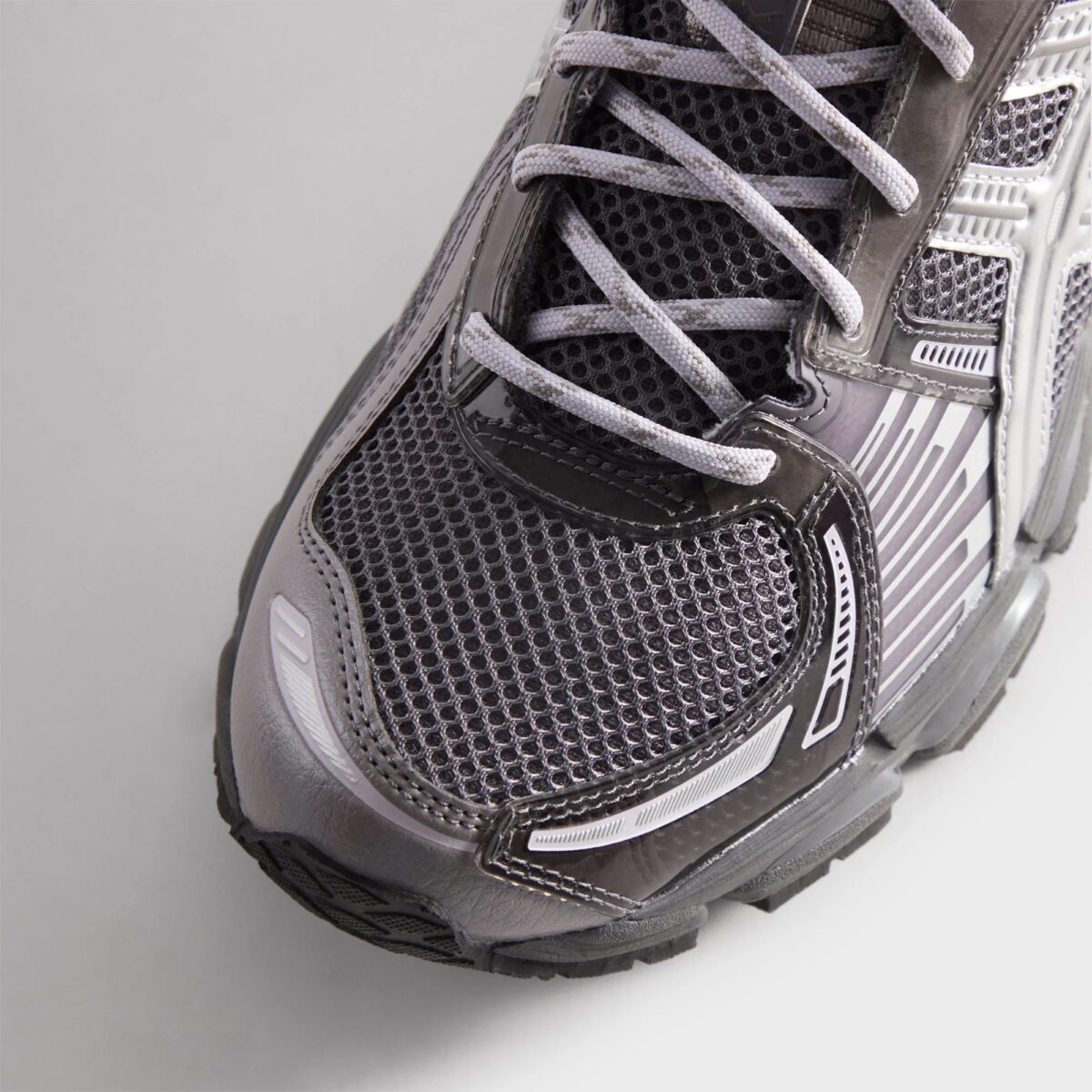 KITH × ASICS の GEL-KAYANO 12.1 "Tornado/Pure Silver" が発売