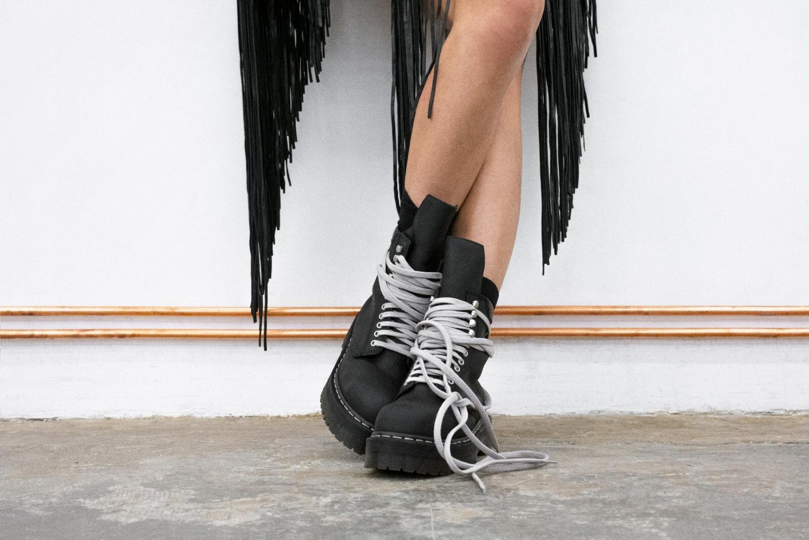 Rick Owens × Dr.Martens の2025年秋冬コラボブーツが10月16日
