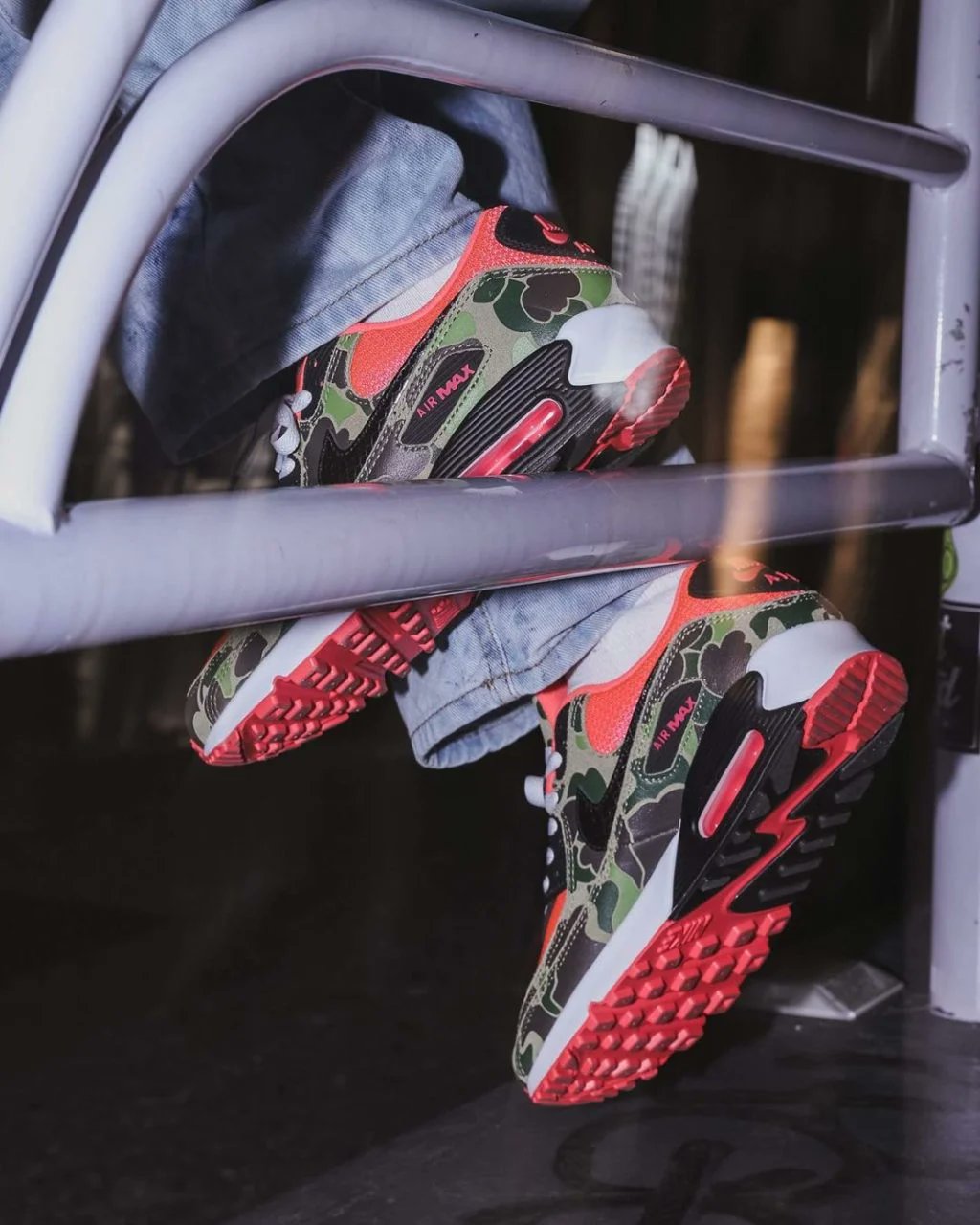 atmos × NIKE の AIR MAX 90 “Reverse Duck Camo” が発売
