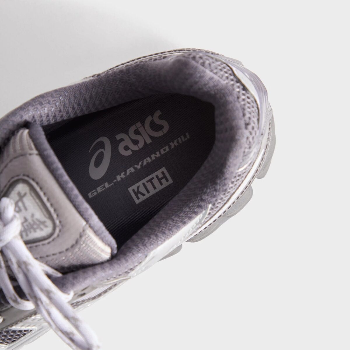 KITH × ASICS の GEL-KAYANO 12.1 "Tornado/Pure Silver" が発売