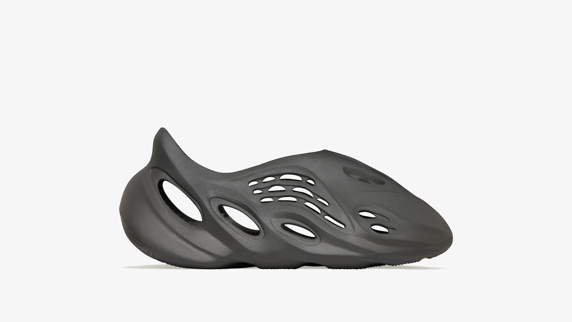 YEEZY FOAM RUNNER "Carbon" が発売