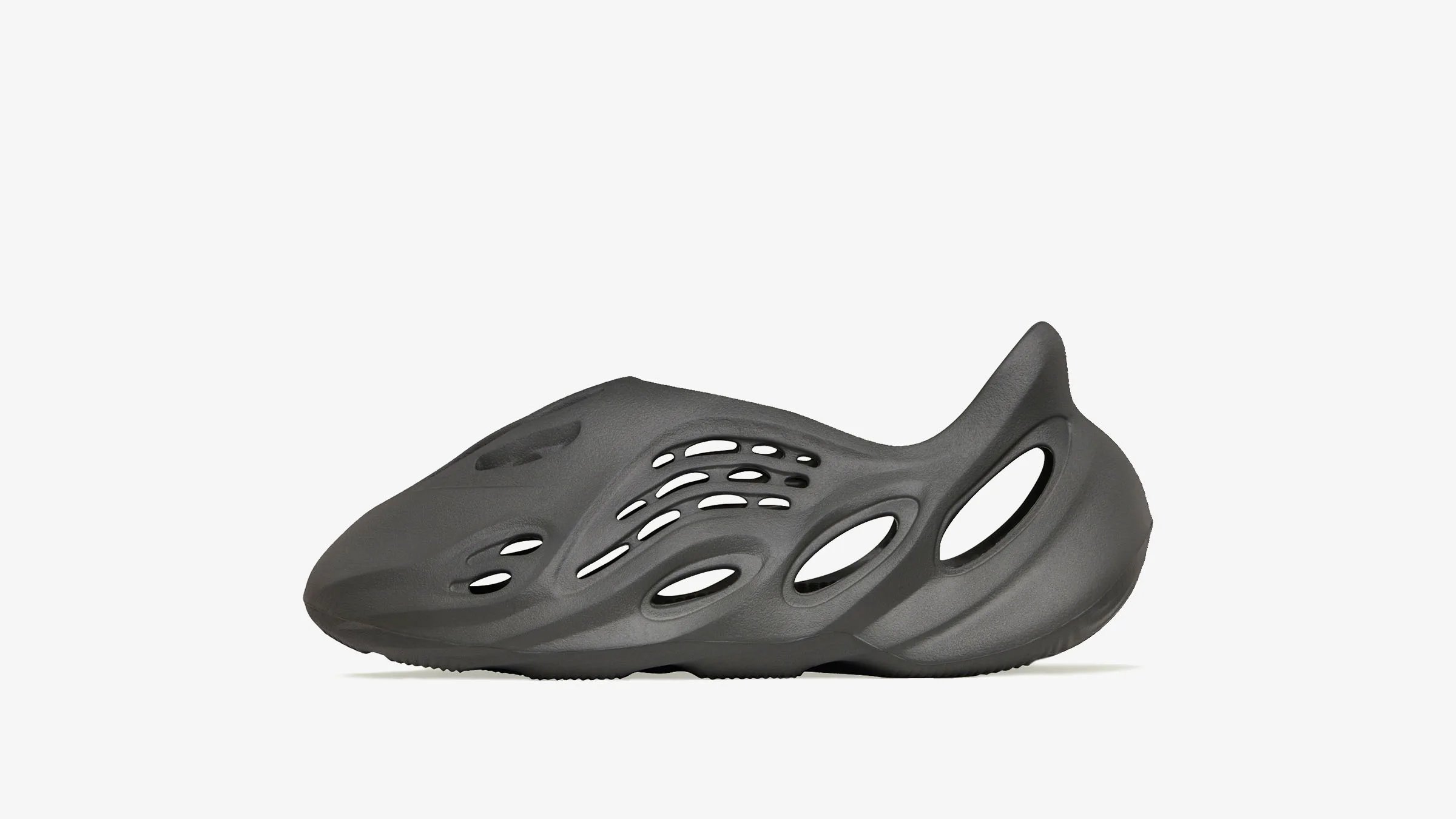 YEEZY FOAM RUNNER "Carbon" が発売