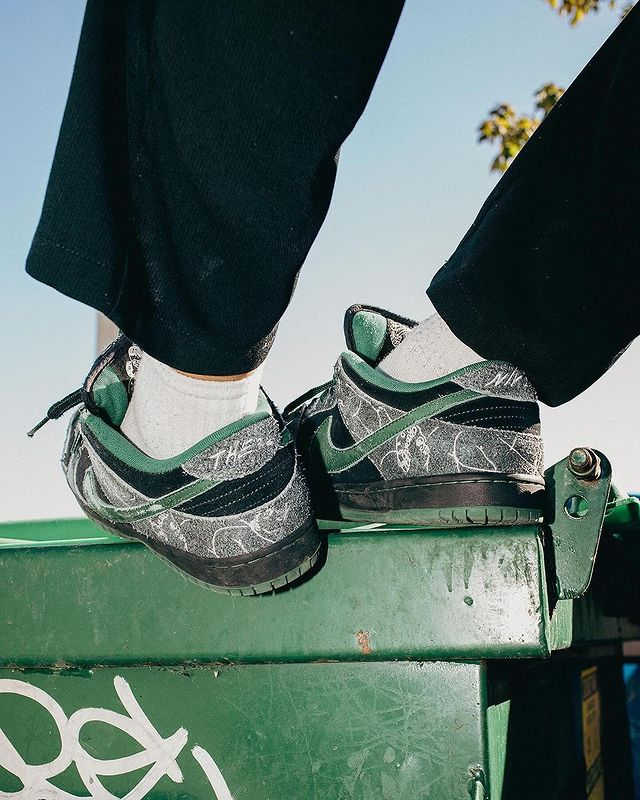 There Skateboards × NIKE SB の DUNK LOW "Black/Gorge Green" が発売
