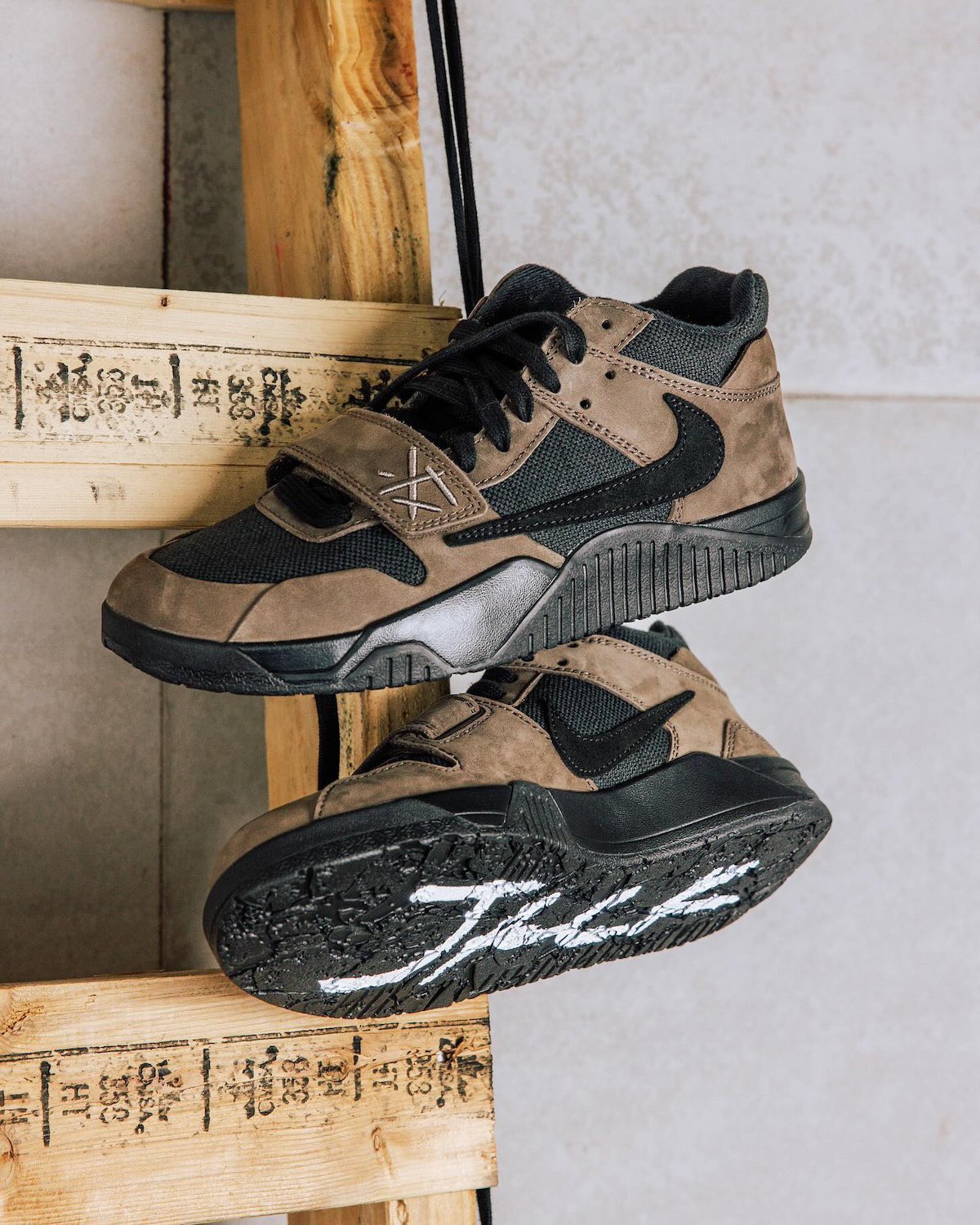 Travis Scott × NIKE の JORDAN JUMPMAN JACK “Dark Mocha” が発売