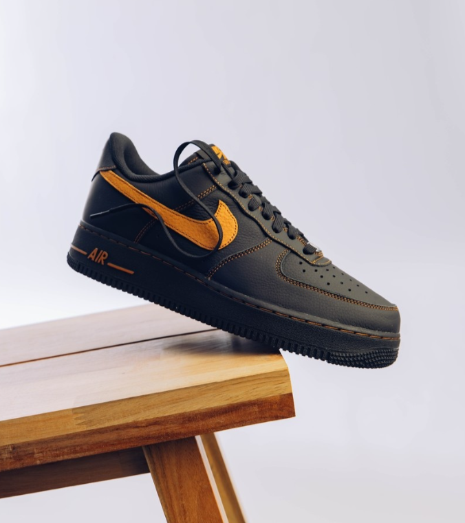 NIKE AIR FORCE 1 ’07 LV8 “Black/Desert Ochre” が発売