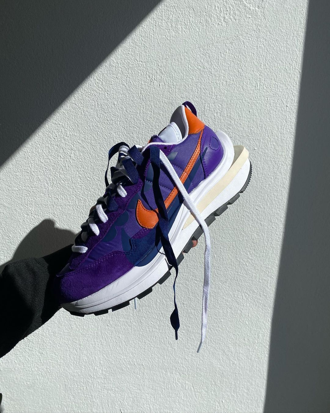 sacai × NIKE の VAPORWAFFLE “Dark Iris” が発売