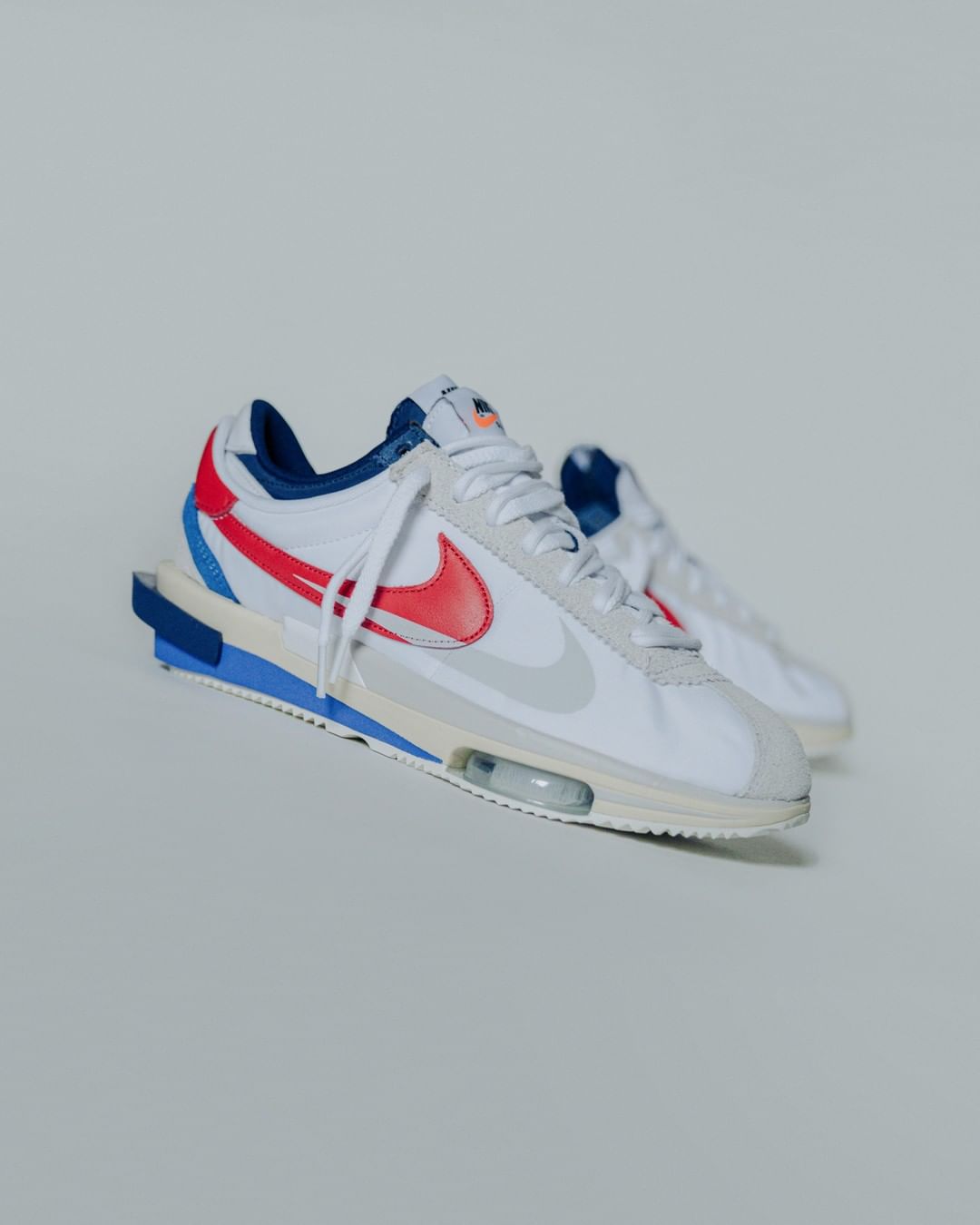 sacai × NIKE の ZOOM CORTEZ “White/University Red” が発売