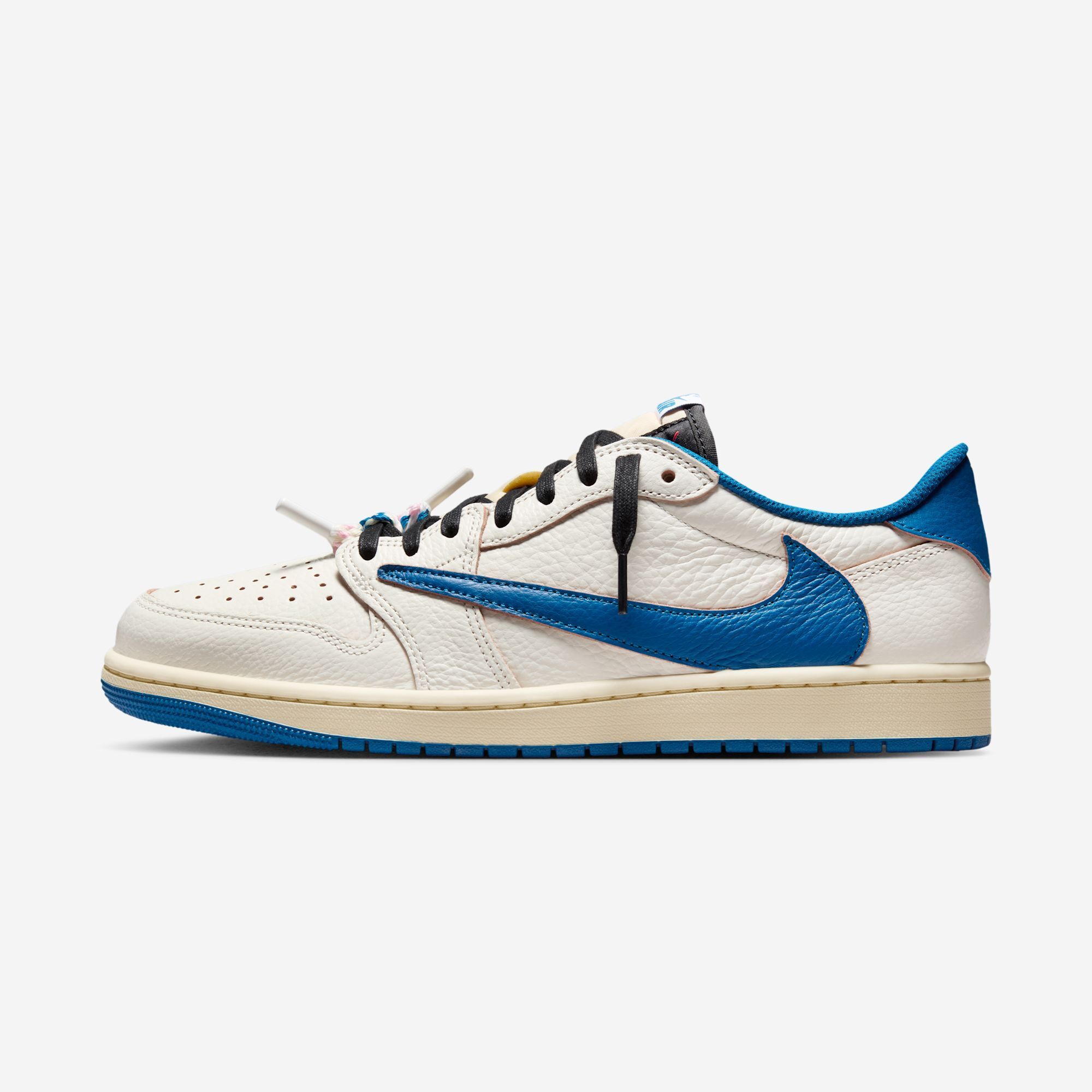 Travis Scott × fragment design × NIKE AIR JORDAN 1 LOW のオフィシャル画像が公開
