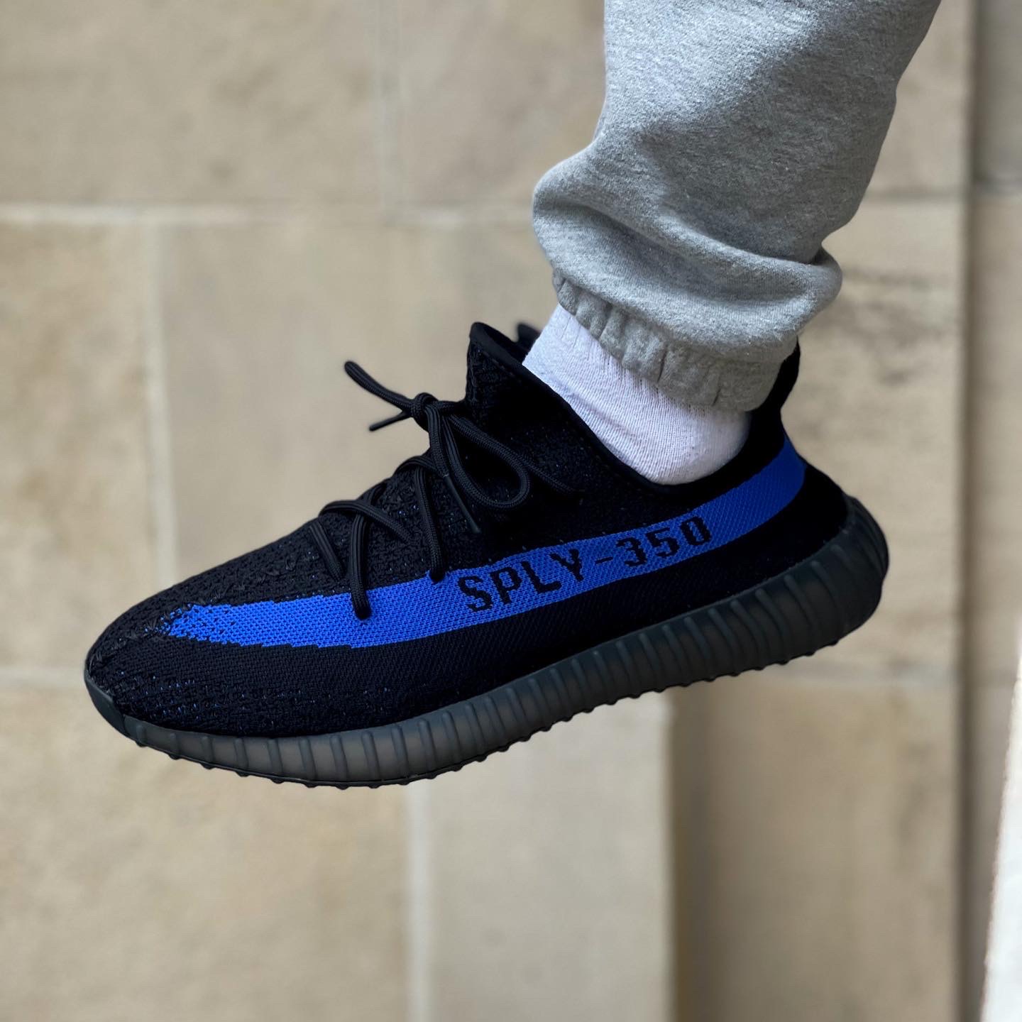 YEEZY BOOST 350 V2 “Dazzling Blue” が発売