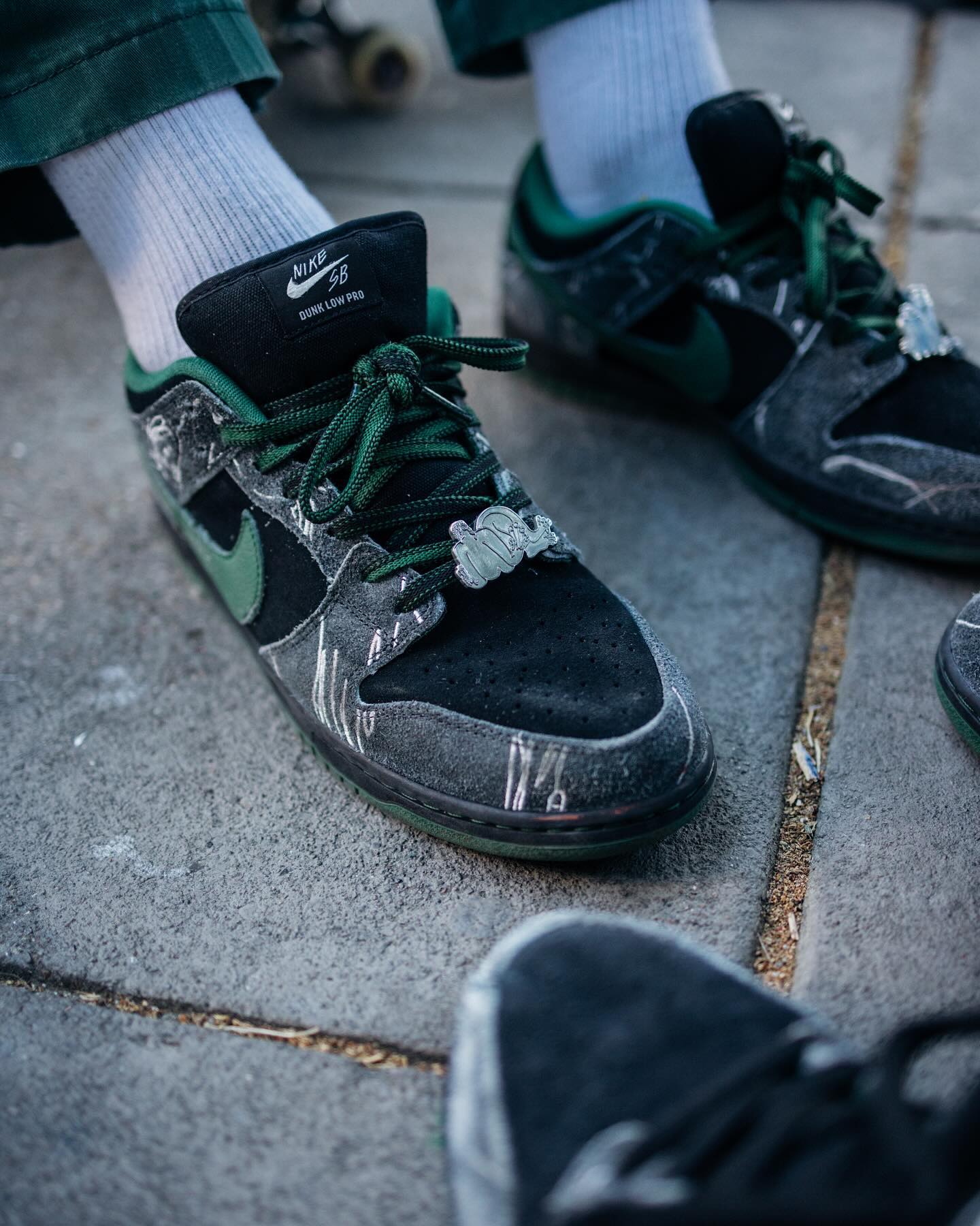 There Skateboards × NIKE SB の DUNK LOW "Black/Gorge Green" が発売