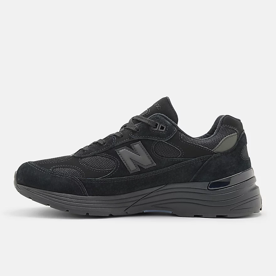 New Balance 992 "Triple Black" が発売