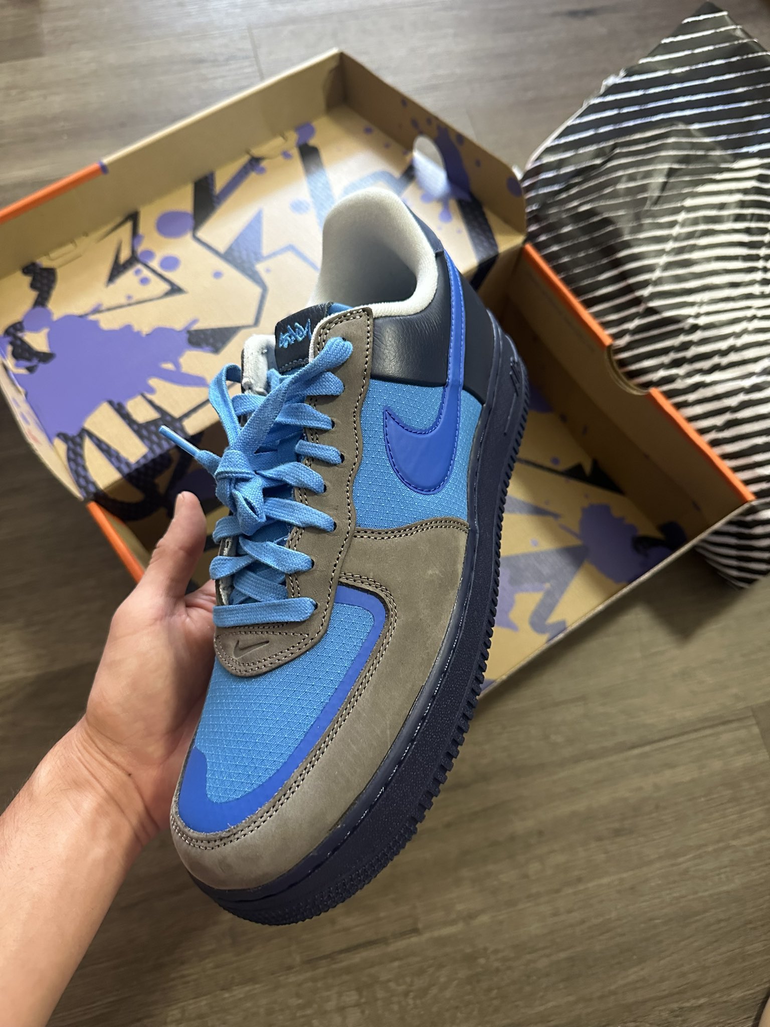 Stash x NIKE の AIR FORCE 1 SP "Soft Grey/Harbor Blue" が発売