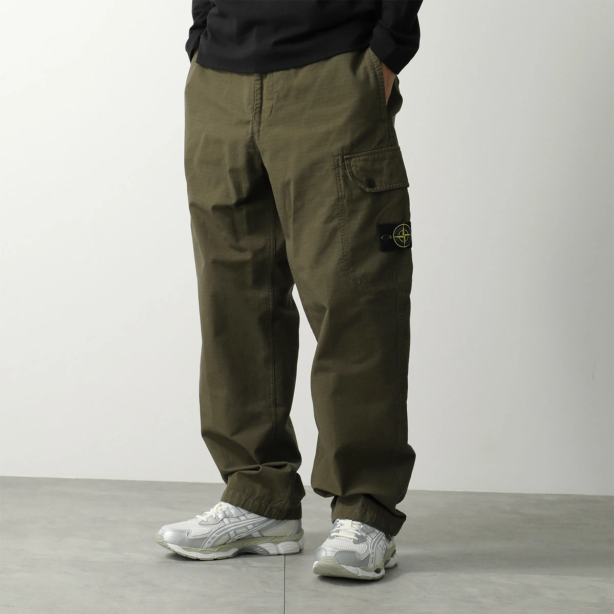 Stone Island の Compass Logo Cargo Pants が特別価格で発売