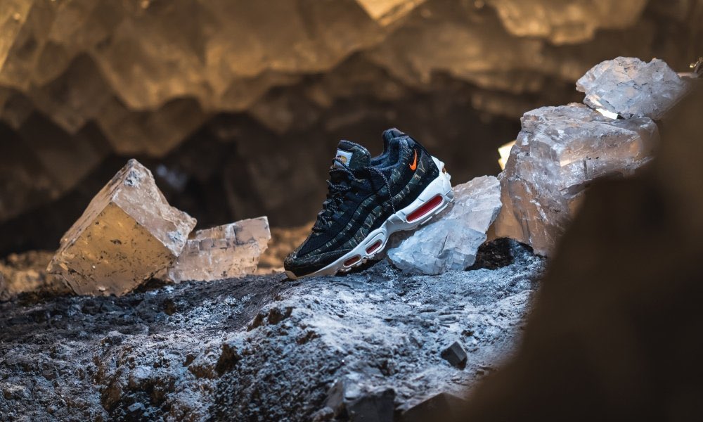 Carharte WIP × NIKE の AIR MAX 95 "Black/Sail/Total Orange" が発売