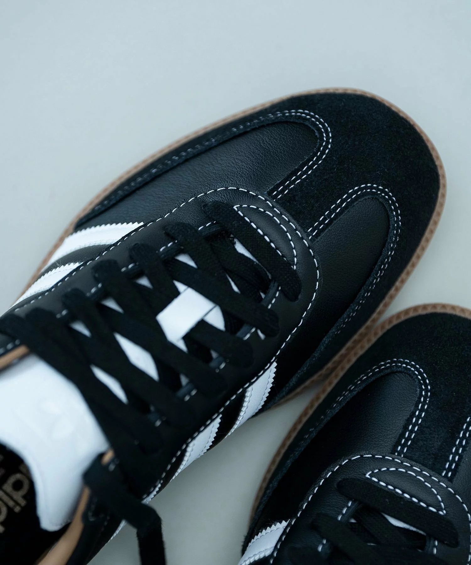 ADAM ET ROPÉ × adidas Originals による SAMBA OG “Black” の先行予約が開始