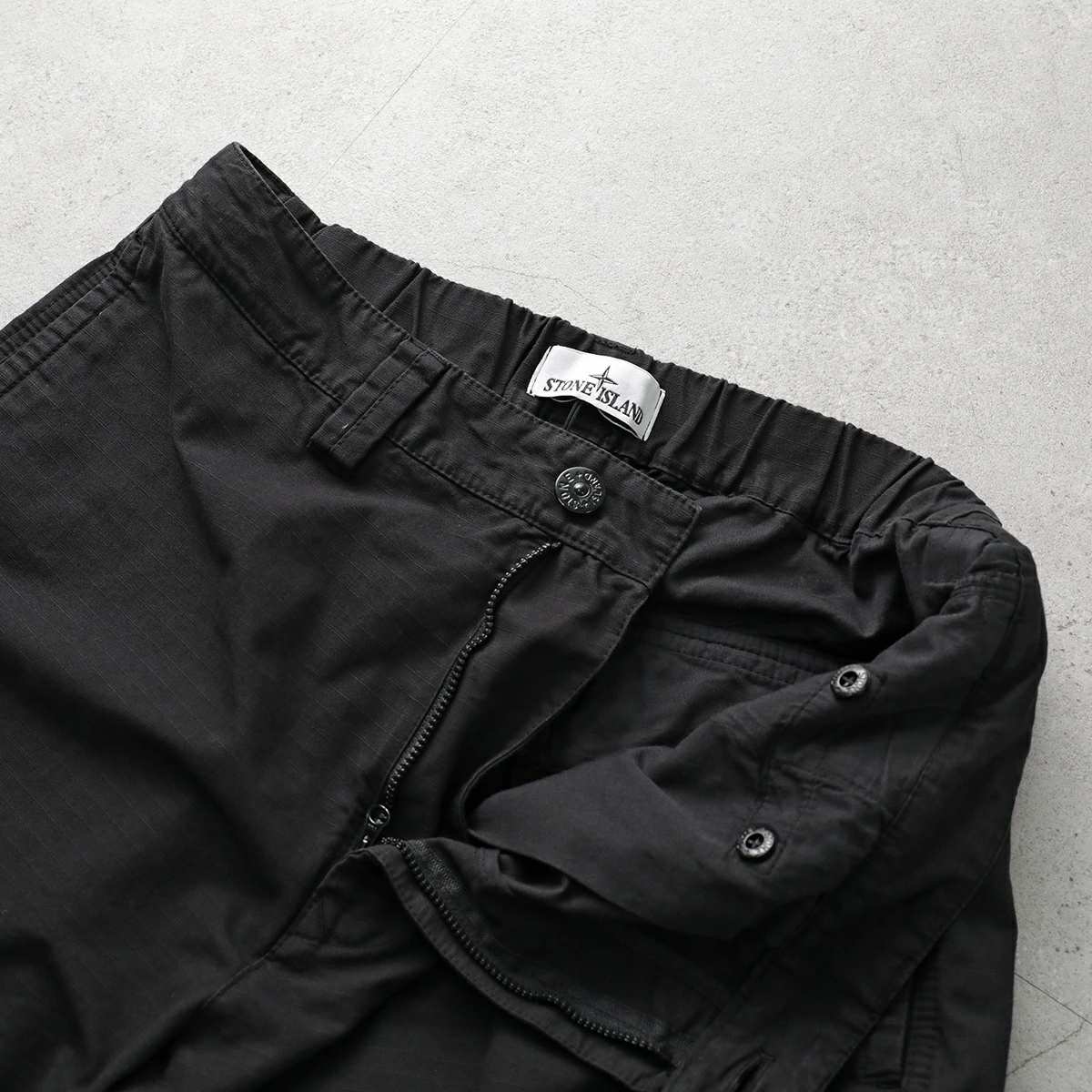 Stone Island の Compass Logo Cargo Pants が特別価格で発売