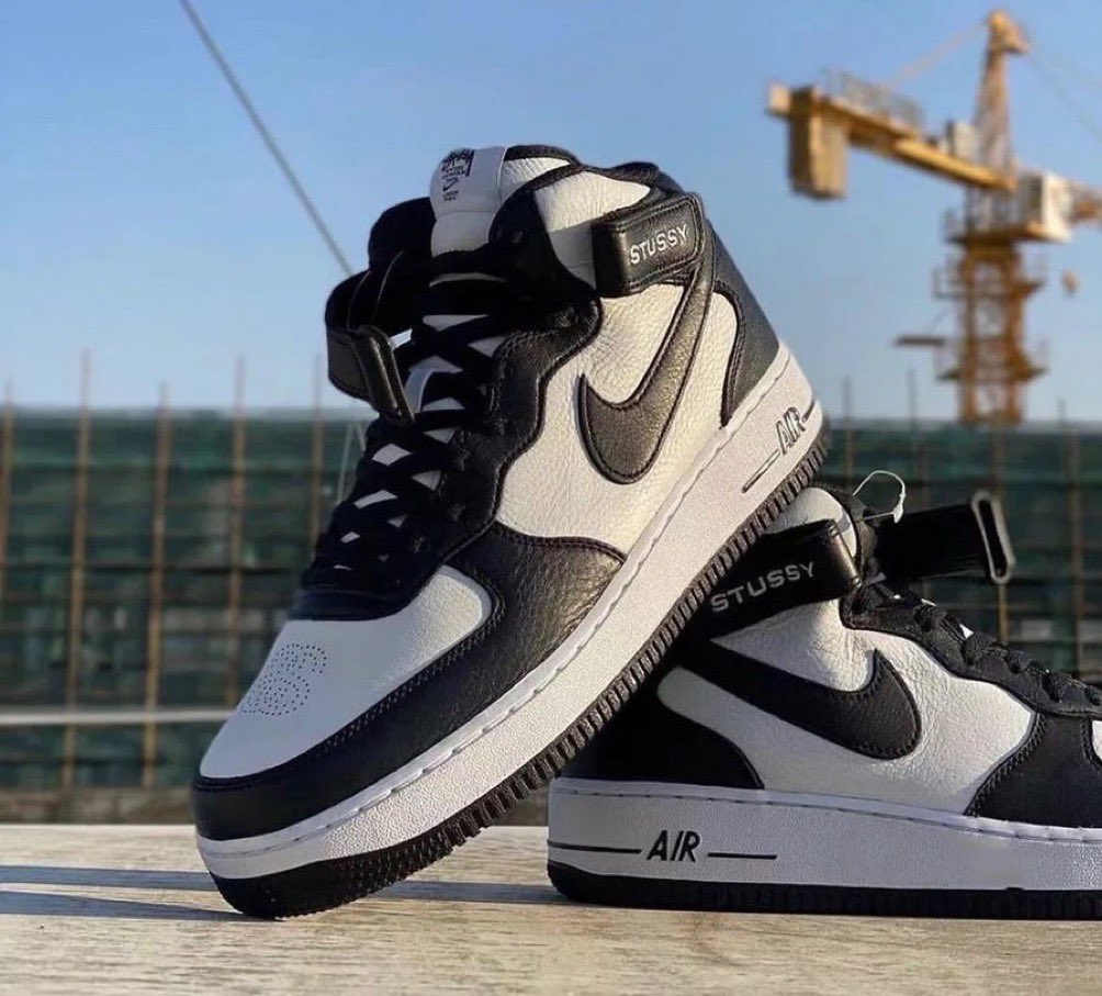 Stüssy × NIKE の AIR FORCE 1 MID "Black/Light Bone" が発売