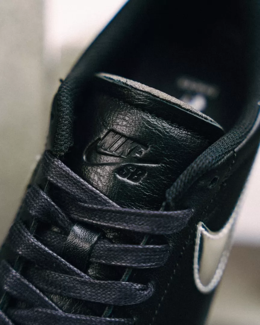 Dancer Skateboard × NIKE SB の ZOOM BLAZER LOW QS "Black/Metallic Silver" が発売