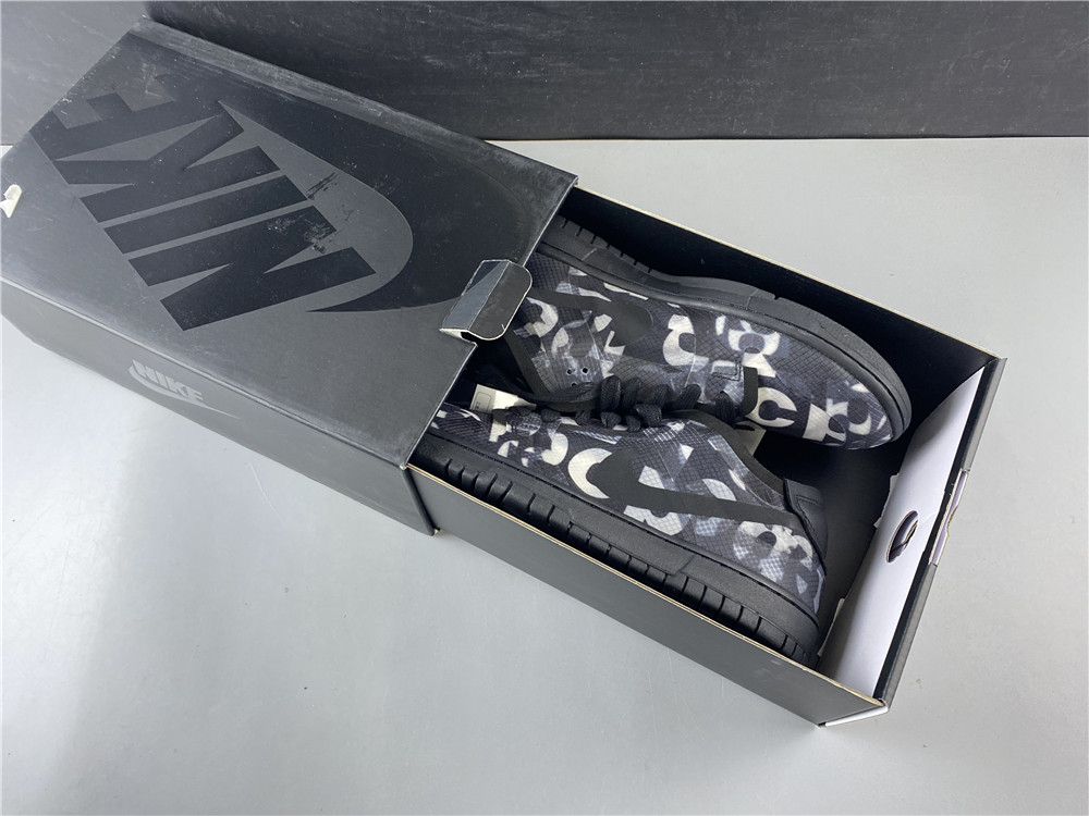 COMME des GARÇONS × NIKE の DUNK LOW "Black" が発売
