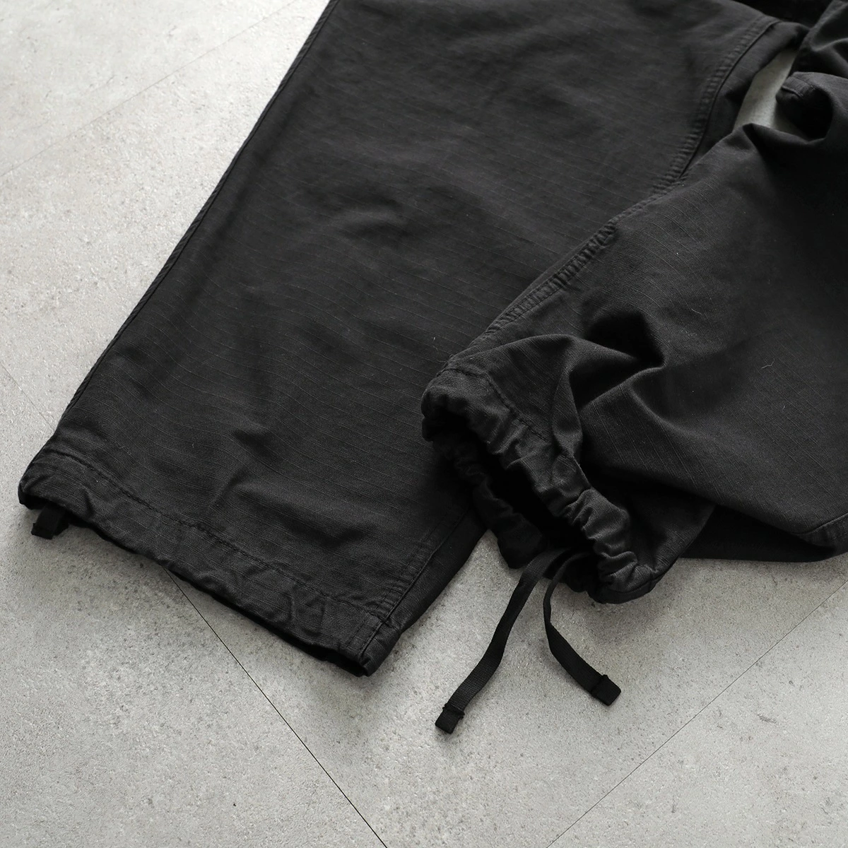 Stone Island の Compass Logo Cargo Pants が特別価格で発売
