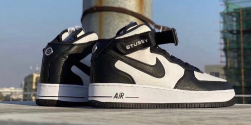 Stüssy × NIKE の AIR FORCE 1 MID "Black/Light Bone" が発売