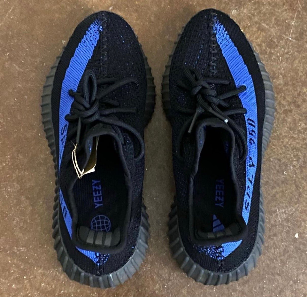 YEEZY BOOST 350 V2 “Dazzling Blue” が発売
