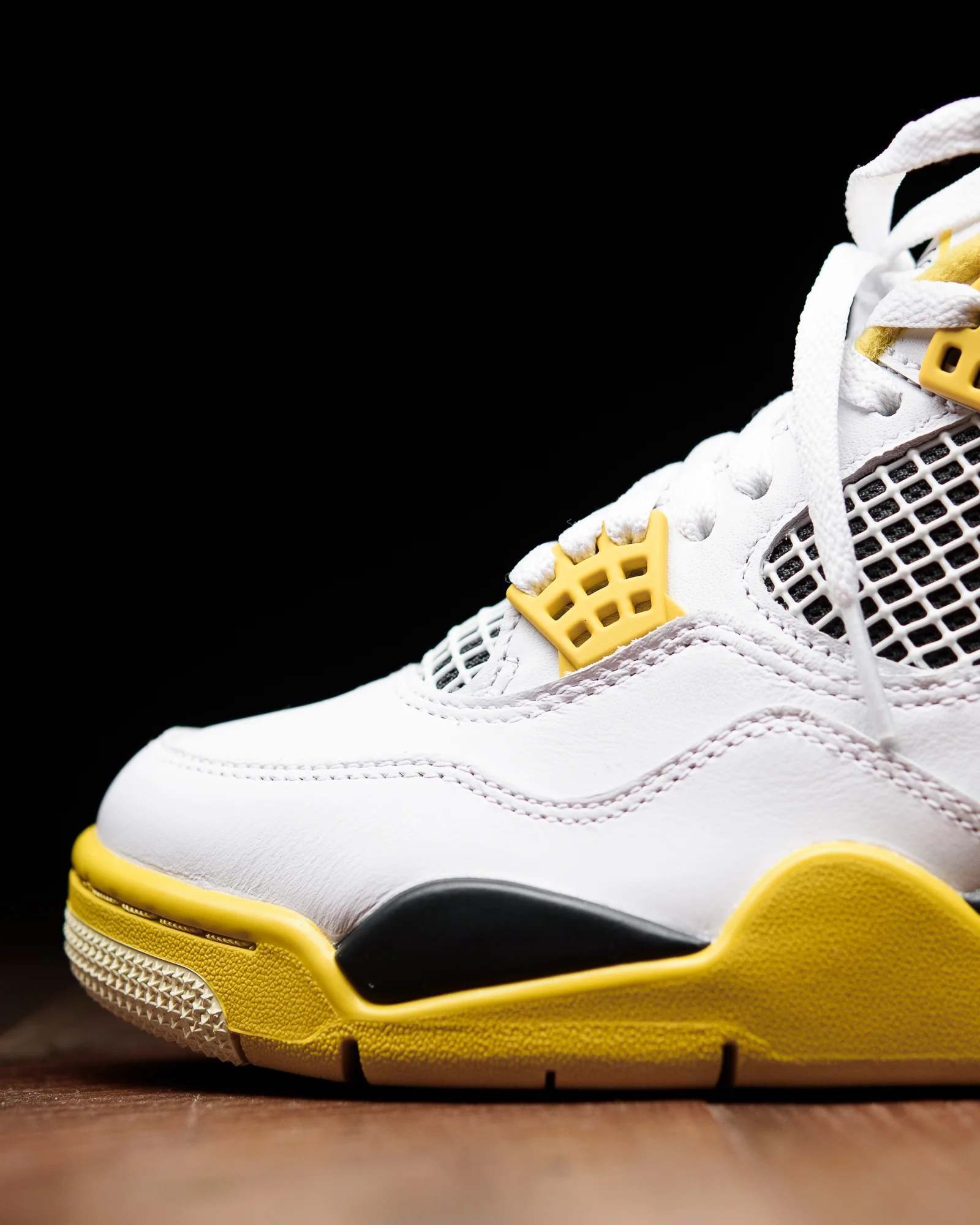 NIKE AIR JORDAN 4 RETRO “Vivid Sulfur” が発売