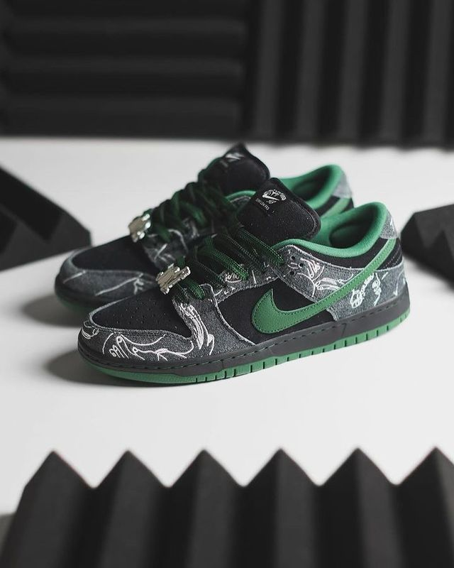There Skateboards × NIKE SB の DUNK LOW "Black/Gorge Green" が発売