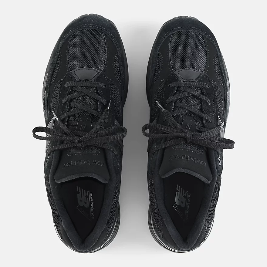 New Balance 992 "Triple Black" が発売