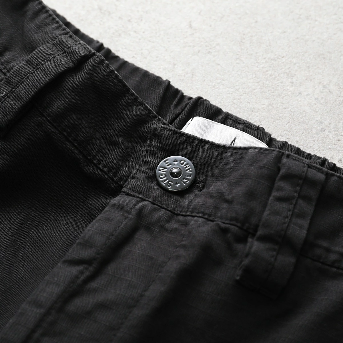Stone Island の Compass Logo Cargo Pants が特別価格で発売