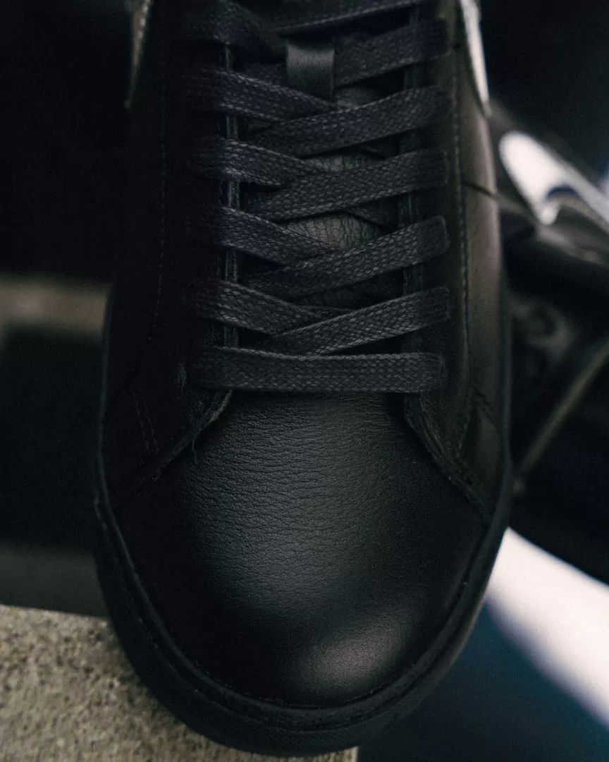 Dancer Skateboard × NIKE SB の ZOOM BLAZER LOW QS "Black/Metallic Silver" が発売