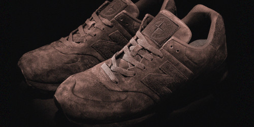 Stone Island × New Balance の 574 Legacy Ghost "Dark Brown" が発売