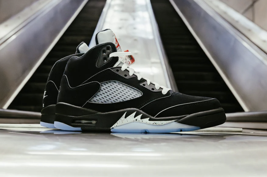 NIKE AIR JORDAN 5 RETRO OG “Black Metallic Reimagined” が発売