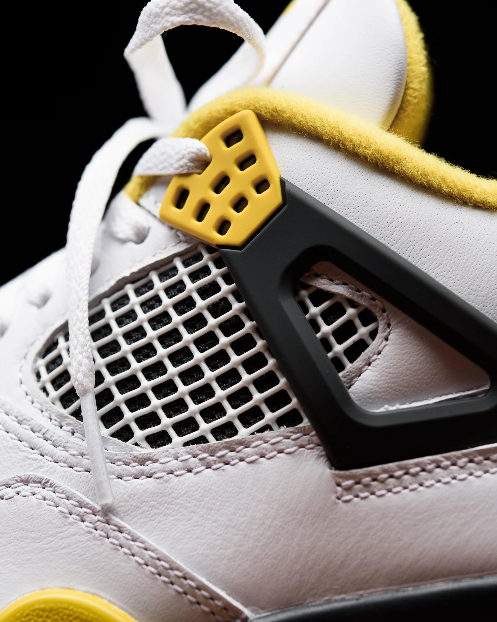 NIKE AIR JORDAN 4 RETRO “Vivid Sulfur” が発売