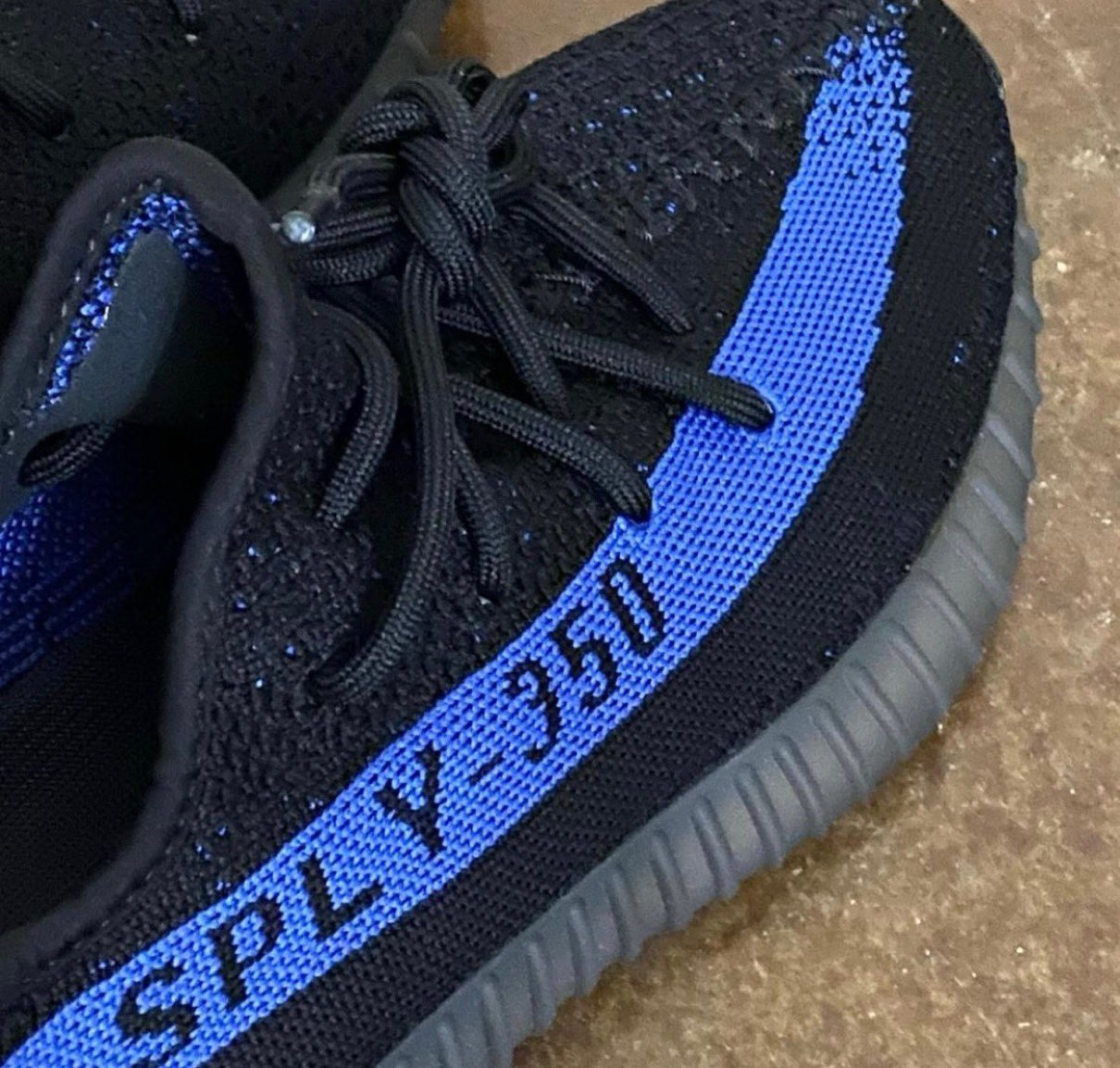 YEEZY BOOST 350 V2 “Dazzling Blue” が発売