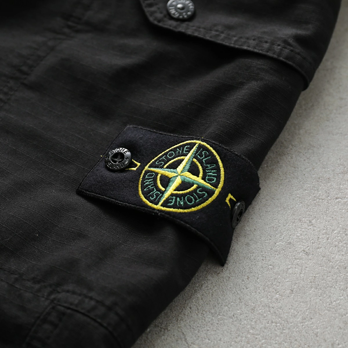 Stone Island の Compass Logo Cargo Pants が特別価格で発売