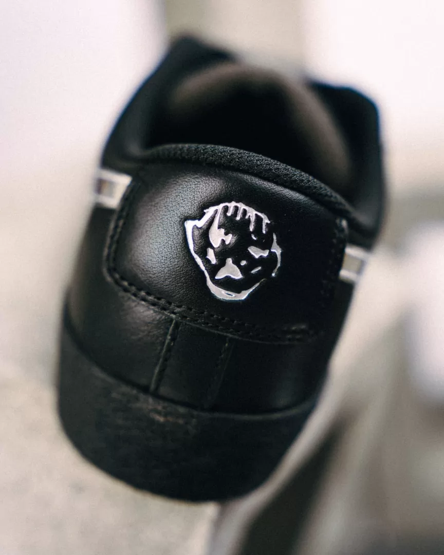 Dancer Skateboard × NIKE SB の ZOOM BLAZER LOW QS "Black/Metallic Silver" が発売