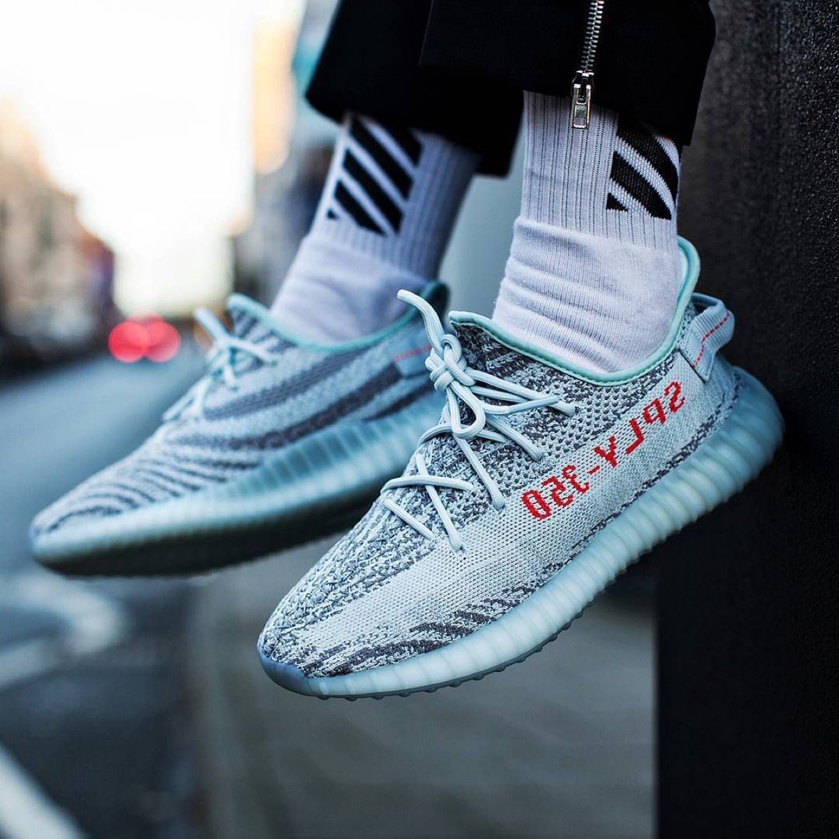 YEEZY BOOST 350 V2 "Blue Tint" が発売
