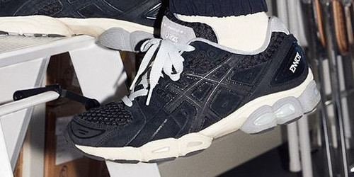 ENNOY × ASICS の GEL-NIMBUS 9 “Black/Sheet Rock” が発売